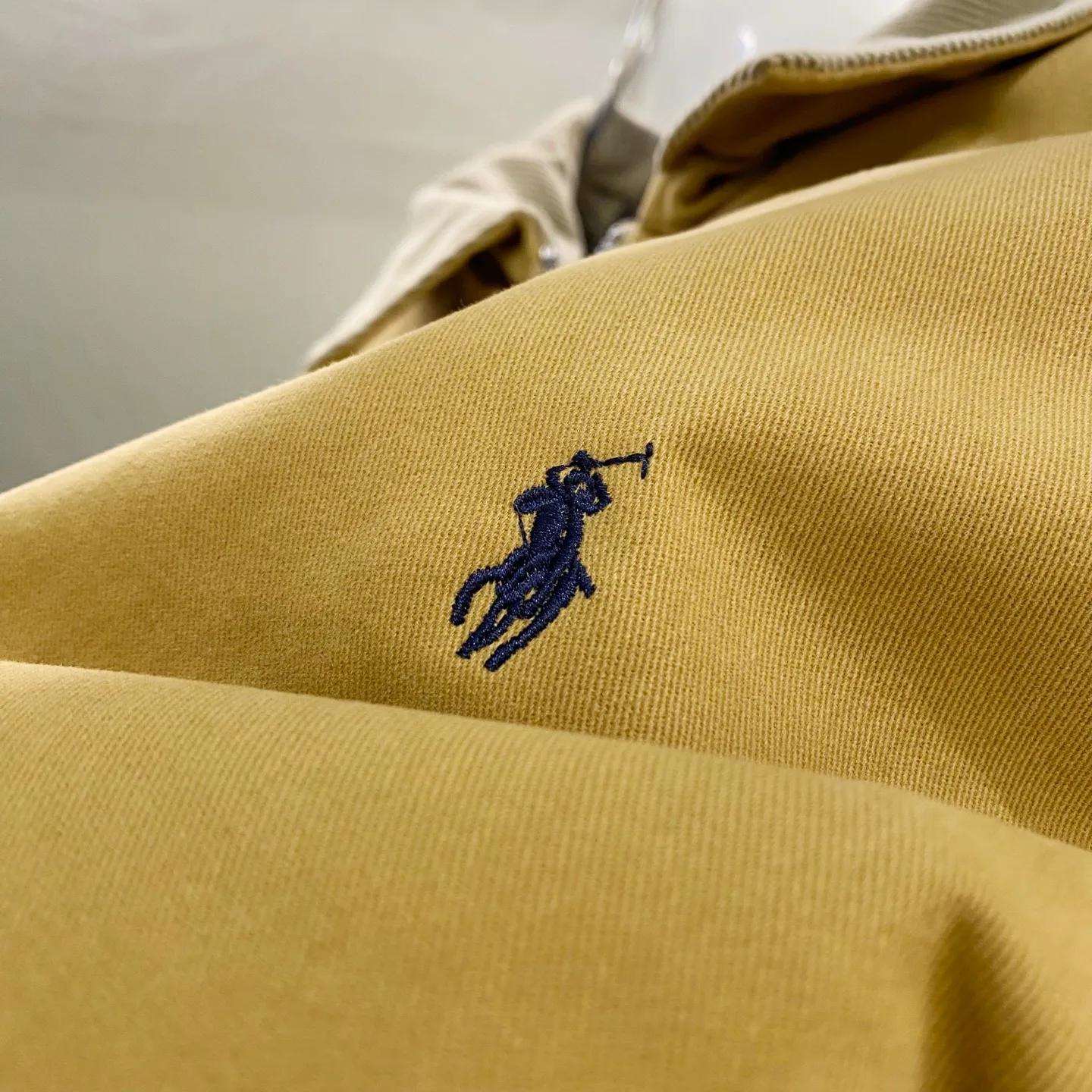 P410 RALPH LAUREN / Ralph Lauren 25 new spring work jacket. Purchase the original sample. The version is three-dimensional and stylish. It adopts multi-functional pocket design, British retro style, simple yet stylish. The pony embroidery on the chest is full and exquisite, retro but not outdated. The corduroy collar, cuffs and placket design, the upper body is full of work wear style!  Original molded custom zipper, original three-label, hangtag, and scannable QR code!  Color: Khaki, Black Size: S / M / L / XL Bust: 130 / 134 / 138 / 142 Length: 70 / 72 / 74 / 76 Shoulder Width: 59.2 / 60.4 / 61.6 / 62.8 Sleeve Length: 53 / 54 / 55 / 56